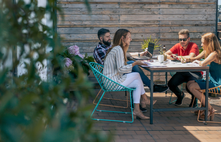 personnes sur une table