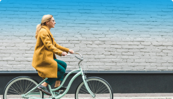 Femme sur un vélo